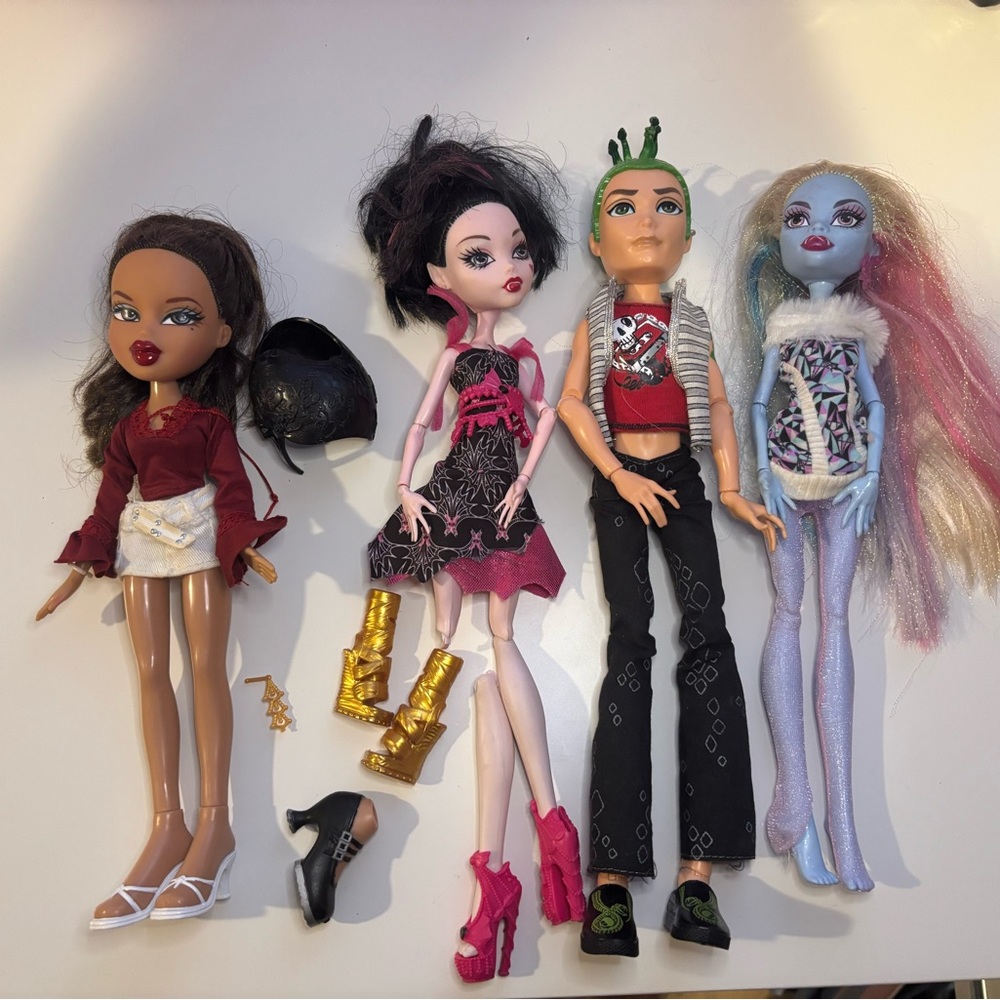 Lot of MonsterHigh and Bratz Dolls with  extra Accessories